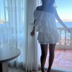 Vit studentklänning  - Superfin vit klänning som är perfekt till studenten eller nu i sommar! Aldrig använd! 👌💗