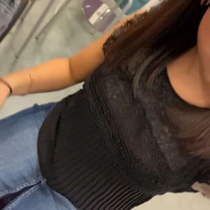 Svart blus  - Jätte fin svart blus med volanger på sidorna fråb zara, använts flertal gånger 