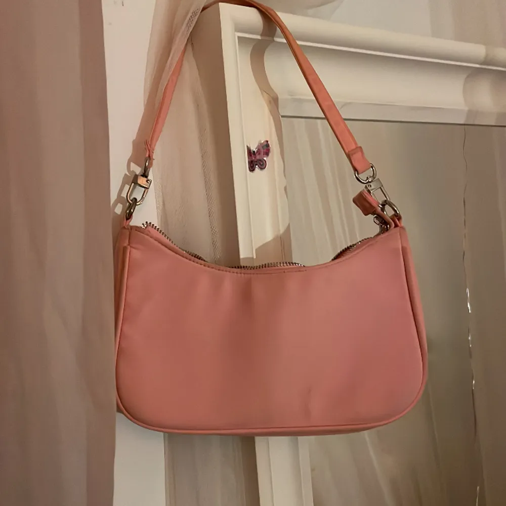 Rosa handväska med avtagbar axelband 💕. Väskor.
