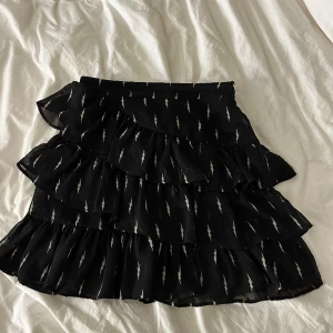 Kjol - Kjol med blixtar nypris:ca 600kr