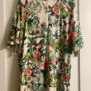 Mönstrad klänning - Superfin mönstrad klänning med 3/4 ärmar med knytning! Använd ett fåtal gånger💗
