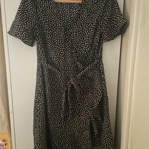 Klänning  - Fin klänning som är från vero Moda i storlek S, skriv vid intresse💕