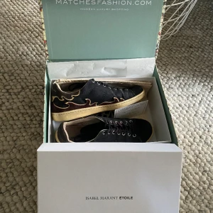 ISABEL MARANT SNEAKERS💗 - Isabel Marant sneakers i bra skick! Nypris runt 5000 kr🌟 Storlek 41 men sitter som 39. Box och dustbag medföljer 🙌