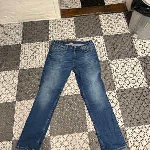 Ett par mörkblåa jeans från Jack&Jones - Dessa är bra i passformen om du vill vara grisch något som jag själv inte föredrar, även därför jag säljer dem, köpta för 859 kr men säljer dem för 300 kr plus frakt så helpris blir 399 kr 