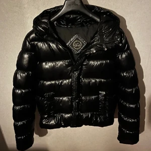 Superdry jacka - Säljer denna snygga superdry jacka. Den är svart och storlek Xs. Kom med frågor. Obs bilderna är ej mina men skicket på min är detsamma förutom liten defekt på främre armen.