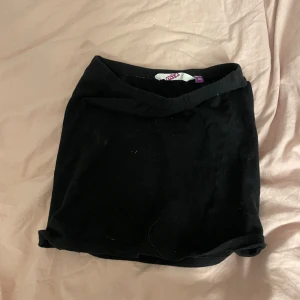 Kjol - Liten kjol storlek 146  Säljer pga för liten 20kr