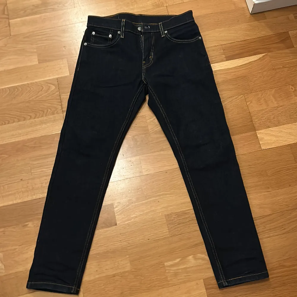Mörkblåa Levis 512 jeans, dem har en tapered fit och sitter skönt. Bra kvalitet och nästintill oanvända. Ordinarie pris 1049kr köpta från Levis store. Jeans & Byxor.