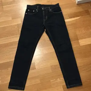 Mörkblåa Levis 512 jeans, dem har en tapered fit och sitter skönt. Bra kvalitet och nästintill oanvända. Ordinarie pris 1049kr köpta från Levis store