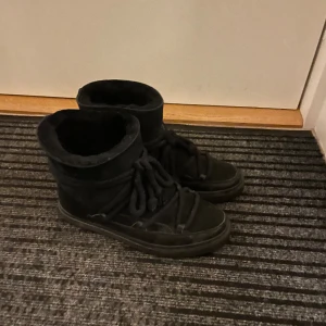 Inukiis - Säljer mina svarta inukiis då dom inte kommer till användning längre eftersom jag köpt en annan färg! Fortfarande i bra skick💗lådan kommer med!