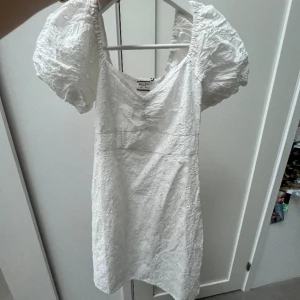 Vit broderad klänning med puffärm  - Superfin och aldrig använd. Perfekt till studenten❣️ prislapp kvar och kostar egentligen 599. Storlek xs men passar även s