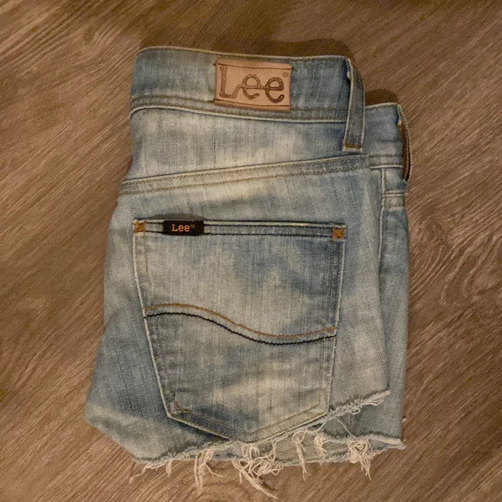Supersnygga jeansshorts från Lee. Lågmidjade med snygg brodyr på fickorna och fin blå tvätt. Säljer på grund av att de är för små. Shortsen är i storlek W25 L33 uppskattat till xxs/xs.☺️. Shorts.