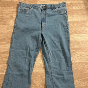 Blå jeans - Finns inte kvar att köpa därmed att bilden är lite konstig, skicka för bättre bilder! Väldigt sparsamt använda och i väldigt gott skick! Storlek Xl/32