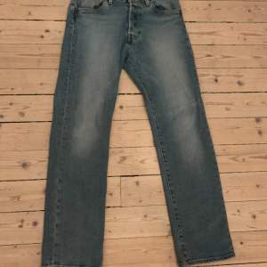 Levis 501 ljusblåa jeans  Skick: 9/10 Köpta för 1500kr Priset kan diskuteras privat!! Köpte denna sommaren och har använts få gånger👍🏼