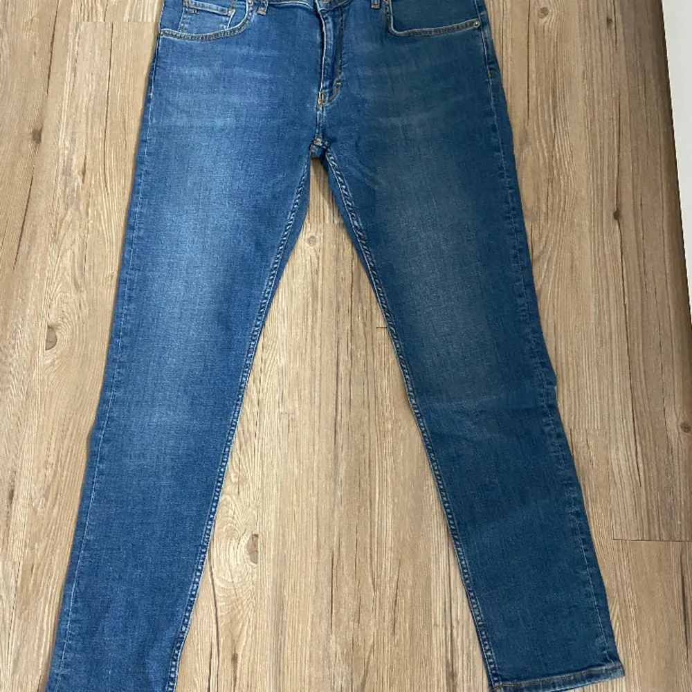 J.LINDBERG Jeans (Mid blue).  Modell Jay Active Mid Indigo. Nypris 1400kr. Jeans & Byxor.