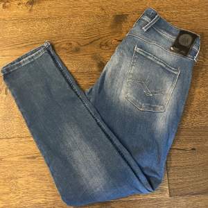 Säljer dessa blåa slim jeans från replay. Storleken på dem är 30/30. Jeansen är i bra skick 9/10. Skriv om du har några frågor. Pris kan diskuteras vid snabb affär.