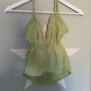 Sommartopp - En somrig topp i en fin grön färg som tyvärr inte passar mig. Använd 1 gång. Bara att höra av sig vid frågor🌷✨