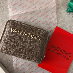 Väska - Säljer denna fina plånbok från märket Valentino. Köpt från zalando. Den är helt oanvänd. 