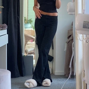 Lågmidjade kostymbyxor  - Jättesnygga kostymbyxor som inte längre säljs, har använt dem en del därför är de lite noppriga men inget som stör mig. Skulle säga att de passar någon som är mellan 1,55-1,63 kanske.  