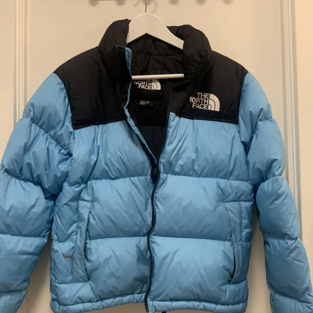 INTRESSEKOLL på The North Face retro Nuptse dunjacka. Har haft i kanske 2 år och använde den typ ett halvår innan jag tröttnade på den. Den är i fint skick men en fläck vid höger ficka som jag ska försöka tvätta bort. Nypris 3895kr på zalando💞. Jackor.