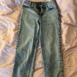 Jeans använd två gånger pga förstora. Storlek. W26 L 33 Alltså S och normalånga Modell: mom jeans
