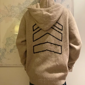Zadig Voltaire Zip hoodie - Säljer nu denna skitfeta Zadig & Voltaire zip hoodien i ett grovstickat material. Den är i väldigt bra skick. Storlek XS men sitter som en S/M. Skriv i DM vid frågor🙌🏼 Tar emot byten mot andra Zadig hoodies