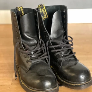 DR MARTENS  - Nypris 2400kr och säljer för 1250kr. Skulle kunna gå ner i pris. Fint skick, äkta och inte så ofta använda. 