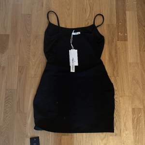 Säljer min helt oanvända svarta klänning från Zara. Stolek: XL köpte för 250 säljer för 80