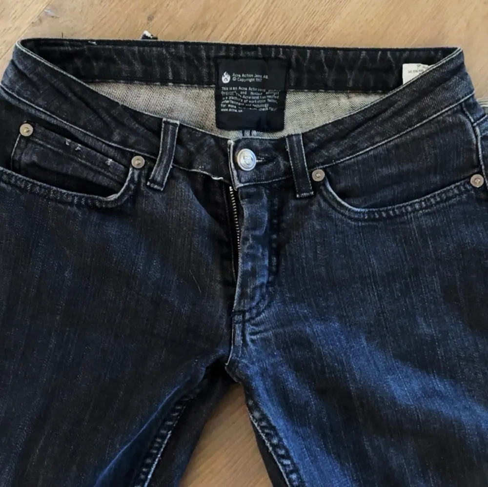 Säljer dessa super fina lågmidjade jeans från acne, raka ben men en super fin urtvättad svart färg 🌸. Jeans & Byxor.