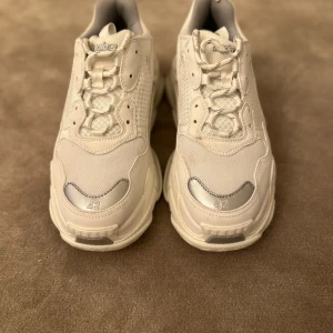 Balenciaga Modesnekers  - Helt nya Modesneskers st 42 (stor 42) . Använd en ggr pga fel storlek . Köpt på NK Stockholm 2023 , för 8995 kr . 