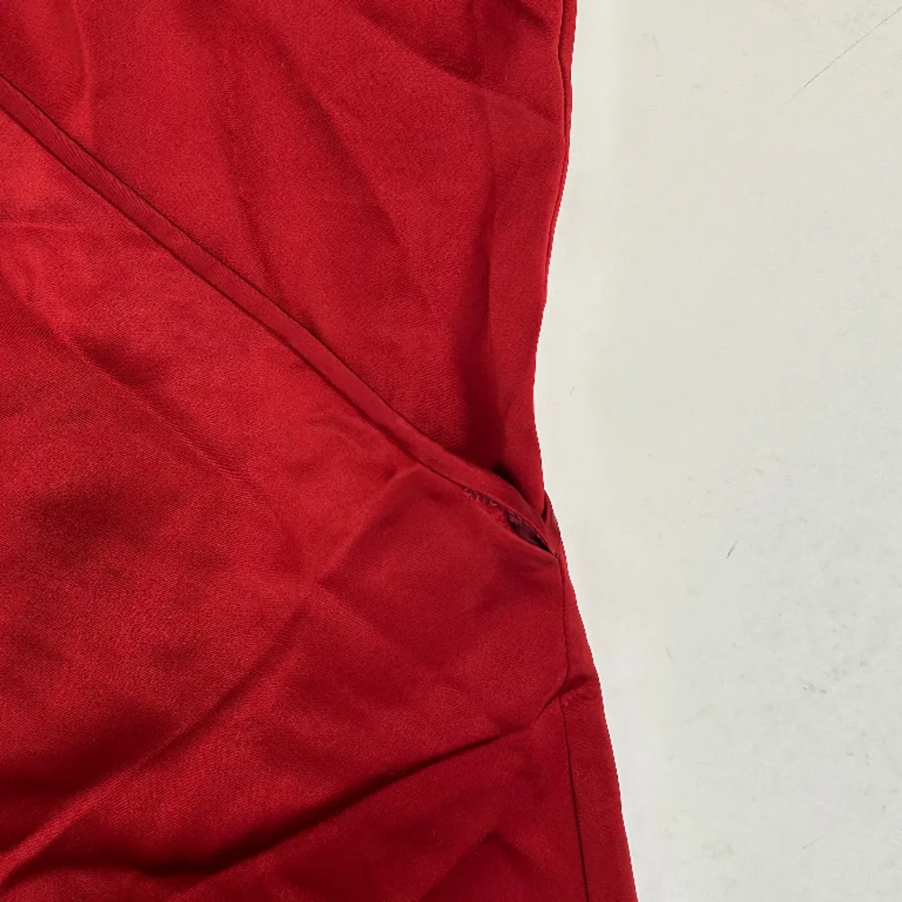 röd topp i silkesmaterial från filippa k 💛 obs - liten defekt framtill som ni ser på sista bilden, men går enkelt att sy <3. Toppar.