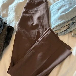 Bruna kostymbyxor - Bruna kostymbyxor i modellen ”vilma” från Bikbok💕