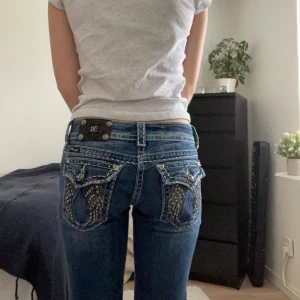 Miss Me jeans  - Ett par jätte fina Miss Me jeans som jag har köpt här på Plick, men som tyvärr var lite förstora. Innerbenslängden på jeansen är 31 cm!💗
