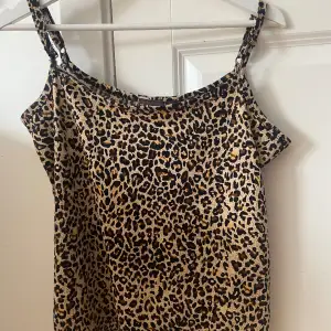 Leopard linne köpt på humana i Stockholm och märket är X-mail. Har andvänt kanske ca 5 gånger och har inga vidare tecken på andvänding. ❤️