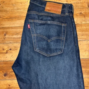 Levis 501 - Ett par snygga Levis 501 endast använda 3-4 ggr i storlek 33/30 men sitter som L32.  Tveka inte att höra av er för frågor!