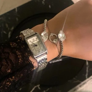 Klocka  - Finns kvar!!! Säljer min så fina mockberg liknande klocka eftersom den inte kommer till användning ❣️ 10/10 skick, skriv för mer info 🫶🏼