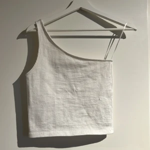 One shoulder - One shoulder topp från Gina tricot