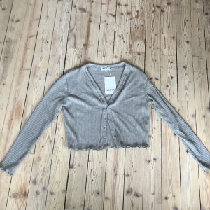 Grå kofta - Oanvänd grå kofta i storlek S. Bra skick och material. 