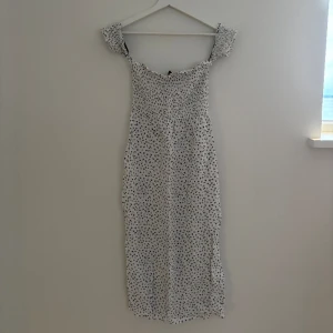 Mönstrad klänning  - Söt klänning köpt second hand. Bra skick storlek M men sitter litet 💗