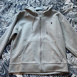 Ralph Lauren - Ralph lauren hoddie, riktigt bra skick och bara andvänd ett fåtal gånger. Priset är inte hugget i sten 