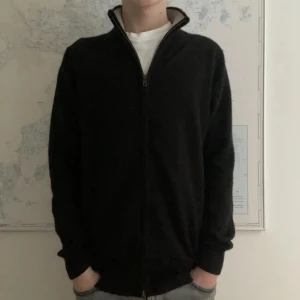 Davida 100% kasmir full zip - Säljer nu denna full zip från Davida Cashmere som jag själv tycker är bättre kvalitet än soft goat. Modellen är helt slutsåld och produceras inte. Den är i fint skick inta alls nopprig. Ny pris ligger på över 2500, skriv om ni vill ha fler bilder.