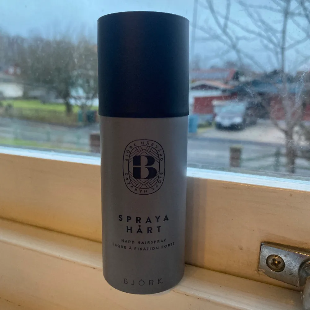 100ml hårspray från Björk Hårvård. Det är en hårspray som ger en härlig, finish. Hårsprayen är lätt att borsta ur och ger inga vita flagor. Produkten består av 100% veganska ingredienser. Hör av mig för priset och om ni har inga frågor.. Övrigt.