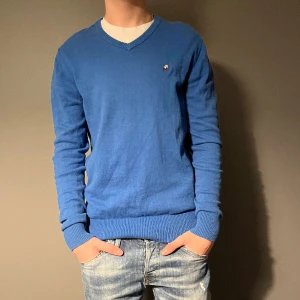 Kashmir tröja  - Stilig och skön Kashmir tröja från peak performance. Fint skick och sparsamt använd. Nypris på tröjan är 1200kr. Väldigt unik och fin färg. Vid fler frågor är det bara att skicka ett meddelande. Mvh 184Closet!