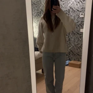 Lågmidjade jeans  - Ett par jättesnygga jeans från gina. Säljer då dom inte passar något mer. Använt några få gånger så dom är i väldigt bra skick💓💓 (pris går att diskutera) 