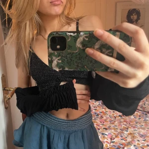 Bolero topp svart - Jättefin vintage topp man kan ha över linnen osv. Stretchigt material och ribbad längst ut i armarna samt på kanten. Nästan helt oanvänd💟