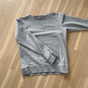 Ljus grå Gant tröja 158/164 cm nypris 600kr mitt pris 150kr 