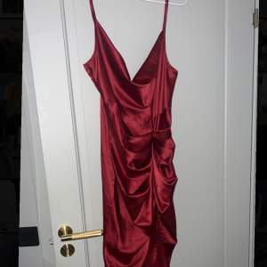 Röd satin klänning i nyskick. Bara någon månad gammal och säljer pga för stor❤️