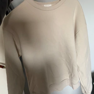 Basic sweater Gina tricot - Använd fåtal gånger så i bra skick. I färgen Rainy day.