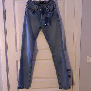 Ett par low straigt jeans från vero Moda med prislapp på. Storlek 25/34. Helt nya 