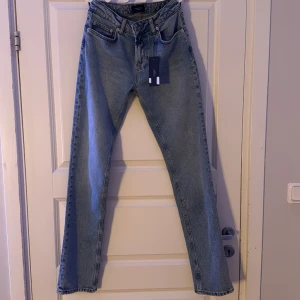 Low straight jeans - Ett par low straigt jeans från vero Moda med prislapp på. Storlek 25/34. Helt nya 