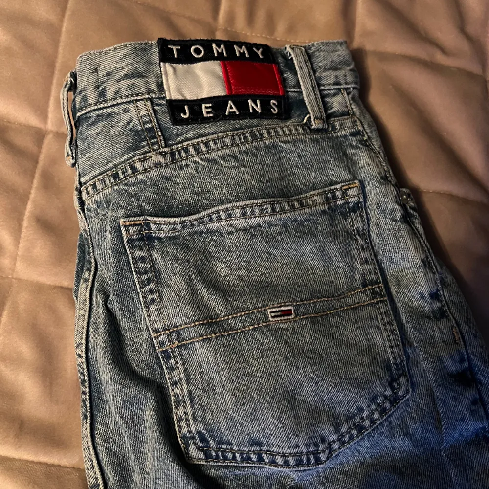 Mom jeans från Tommy Hilfiger i storlek 27W 30L. Bara använda ett par gånger så är som nyskick. Trodde de passade bra men efter jag använde de ett par gånger insåg jag att de blir för små för mig, därav säljer jag de vidare. Superfina!  Djur i hemmet. Jeans & Byxor.